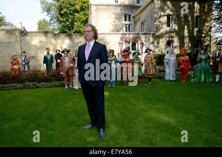 Andre Rieu und Performer in venezianischen Kostümen posieren in den Innenhof seines Schlosses in Maastricht, Niederlande, 25. September 2014. Der niederländische Geiger und seinem Johannes Strauss Orchester spielte Auszüge aus seinem Album "Eine Nacht in Venedig" (lit.) Eine Nacht in Venedig) vor internationalen Vertreter der Presse zum ersten Mal. Das Album erscheint am 31. Oktober 2014. Anschließend fand ein Empfang im Schloss statt. Rieu am 01 Oktober seinen 65. Geburtstag feiern und seine Deutschland-Tournee im Januar 2015 beginnen. Foto: HORST OSSINGER/dpa Stockfoto