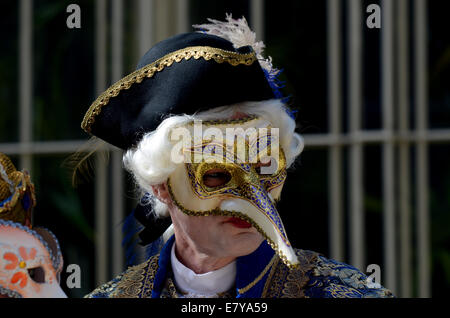 Darsteller in venezianische Kostüm und Maske Posen im Innenhof Andre Rieus Schlosses in Maastricht, Niederlande, 25. September 2014. Der niederländische Geiger und seinem Johannes Strauss Orchester spielte Auszüge aus seinem Album "Eine Nacht in Venedig" (lit.) Eine Nacht in Venedig) vor internationalen Vertreter der Presse zum ersten Mal. Das Album erscheint am 31. Oktober 2014. Anschließend fand ein Empfang im Schloss statt. Rieu am 01 Oktober seinen 65. Geburtstag feiern und seine Deutschland-Tournee im Januar 2015 beginnen. Foto: HORST OSSINGER/dpa Stockfoto