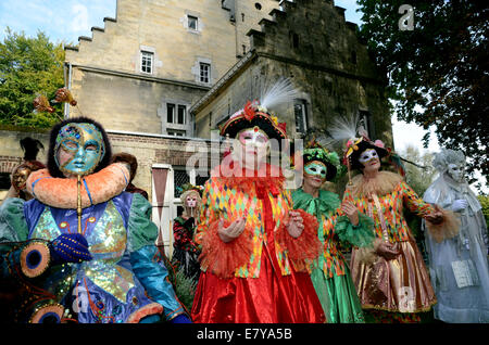 Darsteller in venezianischen Kostümen und Masken stellen im Innenhof Andre Rieus Schlosses in Maastricht, Niederlande, 25. September 2014. Der niederländische Geiger und seinem Johannes Strauss Orchester spielte Auszüge aus seinem Album "Eine Nacht in Venedig" (lit.) Eine Nacht in Venedig) vor internationalen Vertreter der Presse zum ersten Mal. Das Album erscheint am 31. Oktober 2014. Anschließend fand ein Empfang im Schloss statt. Rieu am 01 Oktober seinen 65. Geburtstag feiern und seine Deutschland-Tournee im Januar 2015 beginnen. Foto: HORST OSSINGER/dpa Stockfoto