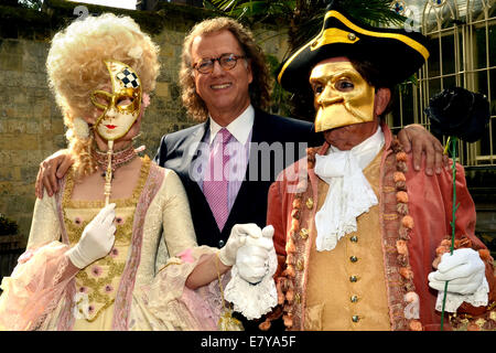 Andre Rieu und Performer in venezianischen Kostümen posieren in den Innenhof seines Schlosses in Maastricht, Niederlande, 25. September 2014. Der niederländische Geiger und seinem Johannes Strauss Orchester spielte Auszüge aus seinem Album "Eine Nacht in Venedig" (lit.) Eine Nacht in Venedig) vor internationalen Vertreter der Presse zum ersten Mal. Das Album erscheint am 31. Oktober 2014. Anschließend fand ein Empfang im Schloss statt. Rieu am 01 Oktober seinen 65. Geburtstag feiern und seine Deutschland-Tournee im Januar 2015 beginnen. Foto: HORST OSSINGER/dpa Stockfoto