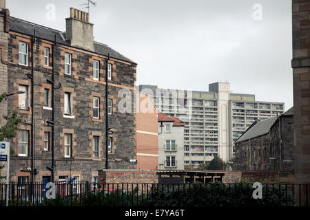 Alte und moderne Mietshäuser in Leith, Edinburgh Stockfoto