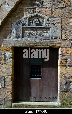 Alte Tür in Dunfermline Pfarrkirche und Kloster in Fife, Schottland. Stockfoto