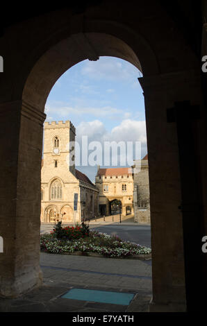 Abingdon auf Themse Benediktiner Abtei Gateway und St-Nicolas-Kirche von der County Hall Stockfoto