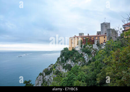 Castello di Duino Schloss an der italienischen Adria Küste Stockfoto