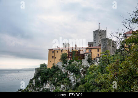 Castello di Duino Schloss an der italienischen Adria Küste Stockfoto