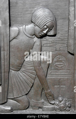 Junges Mädchen legen einen Blumenstrauß auf dem Panel das Kriegerdenkmal Cenotaph In Liverpool Stockfoto