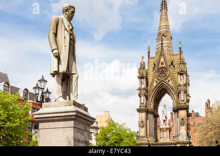 Statue von Oliver Heywood mit dem Albert Memorial im Hintergrund, Albert Square, Manchester, England, UK Stockfoto