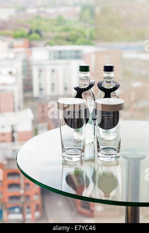 Kostenlose Flaschen Wasser mit Brille bei der Ankunft in einem Hotel, England, Großbritannien Stockfoto