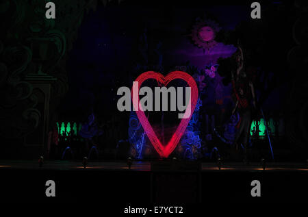 Nacht Ansicht rotes Herz und Frau Gesicht Mond, bunte Bühne gegen Ende des Display, Theater d ' Amour, Blackpool Illuminations, UK Stockfoto