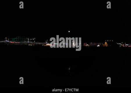 Nachtansicht vom Strand, Vollmond über Sands Veranstaltungsort, Koralleninsel, Star Attraktion, zentralen Promenade Blackpool Illuminations Stockfoto