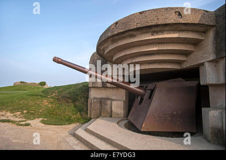 Deutsche Marine 152 mm Kanone im Bunker des Batterie Le Chaos, Teil des Atlantikwalls an Longues-Sur-Mer, Normandie, Frankreich Stockfoto