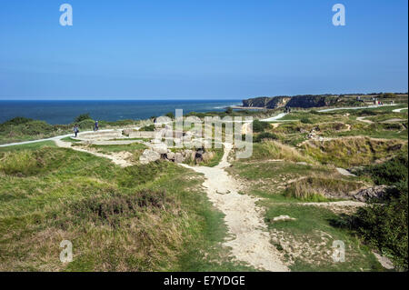 Blick über bombardiert Zweiter Weltkrieg zwei deutsche konkrete Flügel und Pistole Gruben an der Pointe du Hoc Klippe in Normandie, Frankreich Stockfoto