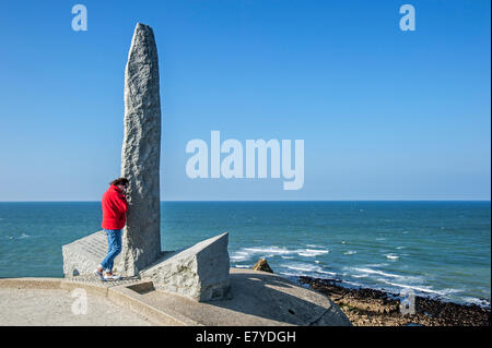 Zweiten Weltkrieg zwei Denkmal an der Pointe du Hoc Klippe mit Blick auf den Ärmelkanal, Normandie, Frankreich Stockfoto