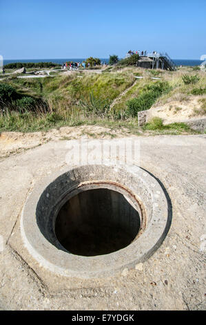 Deutschen zweiten Weltkrieg zwei Tobruk / Ringstand an der Pointe du Hoc Klippe mit Blick auf den Ärmelkanal, Normandie, Frankreich Stockfoto