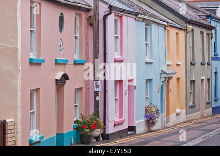 Bunt bemalte Gehäuse in das Dorf Appledore in North Devon UK, die Gastgeber für einen renommierten jährlichen Literaturfestival Stockfoto