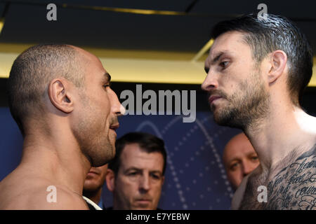 Profi-Boxer Arthur Abraham (L) und Paul Smith posieren nach dem offiziellen Wiegen Inm Kiel, Germany, 26. September 2014. Abraham treffen britischen Boxer Smith während der WBO Super-Mittelgewichts-Kampf am 27. September 2014. Foto: Carsten Rehder/dpa Stockfoto