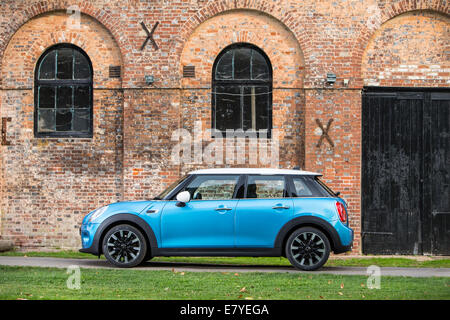 der neue Mini 5-Türer 2014 cooper d in blau Stockfoto