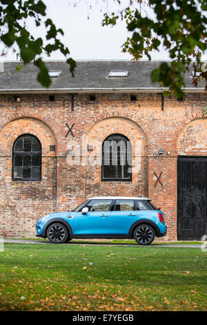 der neue Mini 5-Türer 2014 cooper d in blau Stockfoto