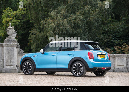 der neue Mini 5-Türer 2014 cooper d in blau Stockfoto