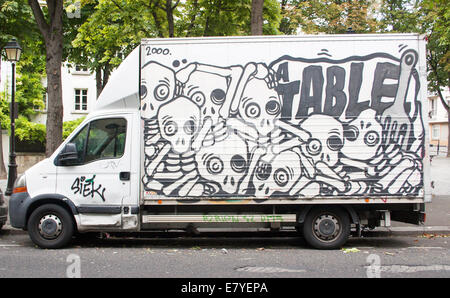 Graffiti-Kunst deckt einen Lkw in Paris, Frankreich, ab und verwandelt das Fahrzeug in eine bewegliche Leinwand mit farbenfrohen urbanen Straßenausdrücken. Stockfoto