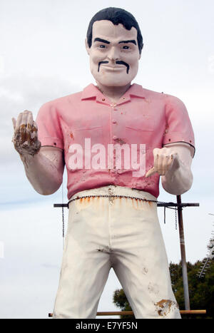 Die klassische Muffler man-Statue in Fresno, Kalifornien – ein legendäres Stück Americana am Straßenrand, das hoch am Highway steht. Stockfoto