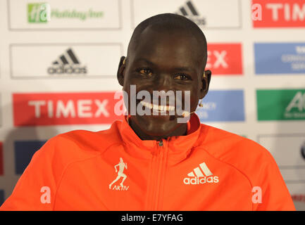 Berlin, Deutschland. 26. September 2014. Long Distance Runner Dennis Kimetto von Kenia besucht eine Pressekonferenz anlässlich des 41. Berlin-Marathon in Berlin, Deutschland, 26. September 2014. Foto: Roland Popp/Dpa/Alamy Live News Stockfoto