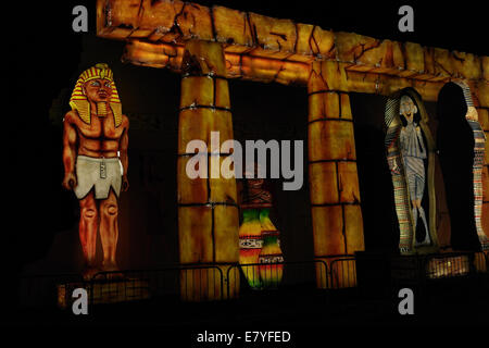 Nacht Schrägansicht ägyptischen Tableau mit offenen Sarkophag enthüllt mumifiziert Geheimnis, Blackpool Illuminations, UK Stockfoto