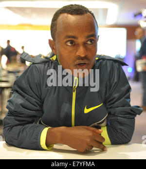 Berlin, Deutschland. 26. September 2014. Long Distance Runner Tsegaye Kebede aus Äthiopien besucht eine Pressekonferenz anlässlich des 41. Berlin-Marathon in Berlin, Deutschland, 26. September 2014. Foto: Roland Popp/Dpa/Alamy Live News Stockfoto