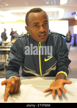 Berlin, Deutschland. 26. September 2014. Long Distance Runner Tsegaye Kebede aus Äthiopien besucht eine Pressekonferenz anlässlich des 41. Berlin-Marathon in Berlin, Deutschland, 26. September 2014. Foto: Roland Popp/Dpa/Alamy Live News Stockfoto