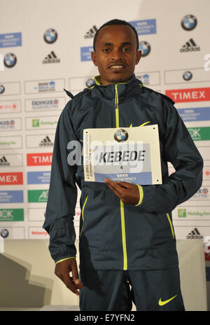 Berlin, Deutschland. 26. September 2014. Long Distance Runner Tsegaye Kebede aus Äthiopien besucht eine Pressekonferenz anlässlich des 41. Berlin-Marathon in Berlin, Deutschland, 26. September 2014. Foto: Roland Popp/Dpa/Alamy Live News Stockfoto