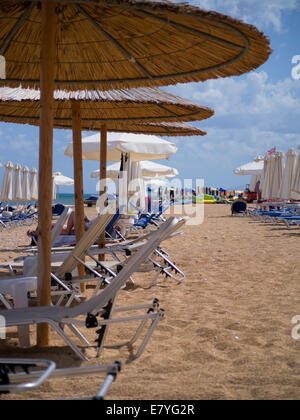 Bambus Sonnenschirme am Strand von Skala auf der Insel Kefalonia in Griechenland Stockfoto