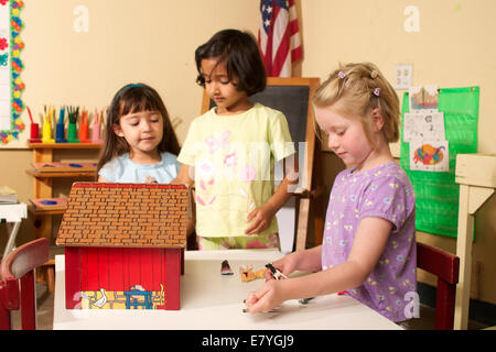 4-5 Jahre alten Schüler Studenten ethnischer inter ethnische Vielfalt ethnisch vielfältigen multikulturellen Multi kulturelle interracial Mädchen im Klassenzimmer. Herr © Myrle Stockfoto