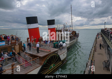 Paddel-Dampfer Waverley neben Southend Pier Stockfoto