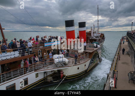 Paddel-Dampfer Waverley neben Southend Pier Stockfoto