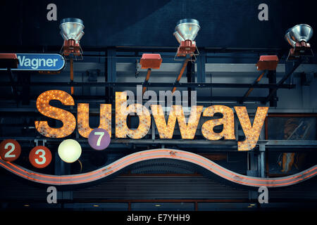 NEW YORK CITY, NY - 30 MAR: U-Bahn Station-Eingang am 30. März 2014 in New York City. Mit 468 Stationen ist einer der New Yorker U-Bahn Stockfoto