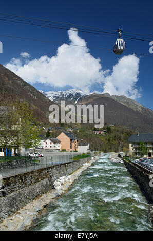 Frühling-Blick auf den Kurort Cauterets Stockfoto