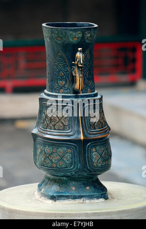 Bronze antiken Container im Beihai-Park in Peking. Stockfoto