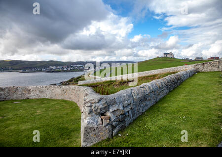 Schöne Landschaft der Insel Mainland auf Shetland-Inseln in Schottland. Betrachten eines Golfplatzes in Lerwick Stockfoto