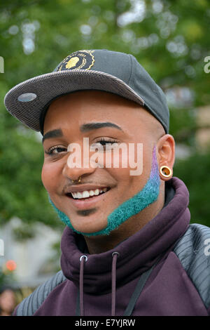 Porträt eines Bowtie-Designer mit einem bunten Bart im Union Square Park in New York City Stockfoto