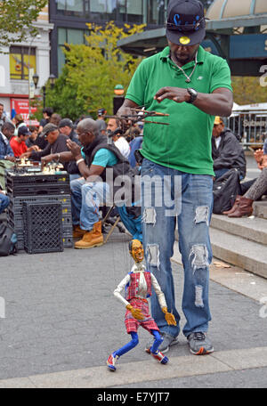 Eine Marionette Puppenspieler mit seinen tanzenden Puppe im Union Square Park in Manhattan, New York City Stockfoto