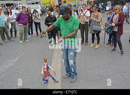 Eine Marionette Puppenspieler mit seinen tanzenden Puppe im Union Square Park in Manhattan, New York City Stockfoto