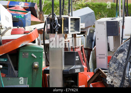 Schrottplatz voller Benzin und Dieselpumpen Stockfoto