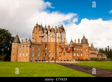 Glamis Castle in Schottland an einem sonnigen Tag Stockfoto