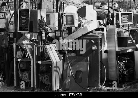 Schrottplatz voller Benzin und Diesel Pumps schwarz und weiß Stockfoto