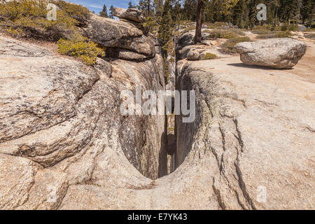 Einer der die Risse am Taft Point, Yosemite National Park, Kalifornien. Stockfoto