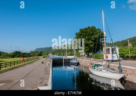 Yachten auf dem Caledonian Canal in Dochgarroch nr Inverness Highland Schottland Stockfoto