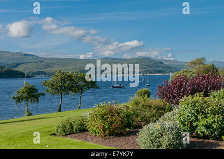 Yachten auf Loch Linnhe Fort William Highland Schottland neben Gärten. Stockfoto