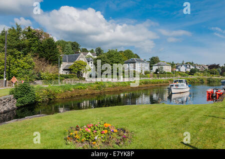 Cabin-Cruiser in Crinan Canal bei Ardrishaig Argyll & Bute Schottland Stockfoto