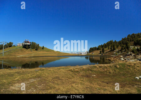 Eine Landschaft Fotografie des Lac Noir im Kanton Wallis in der Schweiz. Es ist auch bekannt als Black Lake oder Lac de Tracouet. Stockfoto