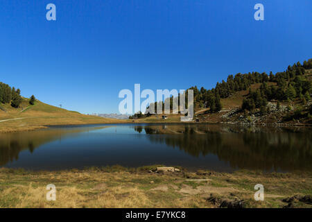 Eine Landschaft Fotografie des Lac Noir im Kanton Wallis in der Schweiz. Es ist auch bekannt als Black Lake oder Lac de Tracouet. Stockfoto